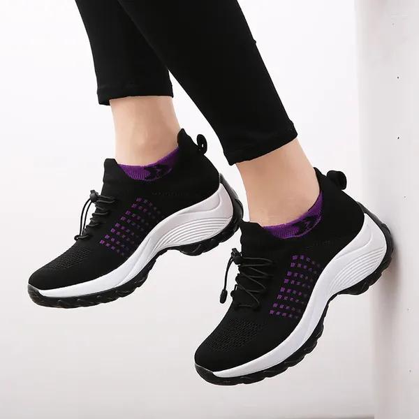 Scarpe casual Donne che camminano 2024 calze di moda sneaker che respirano comfort che alimentano il fondo spesso non slip