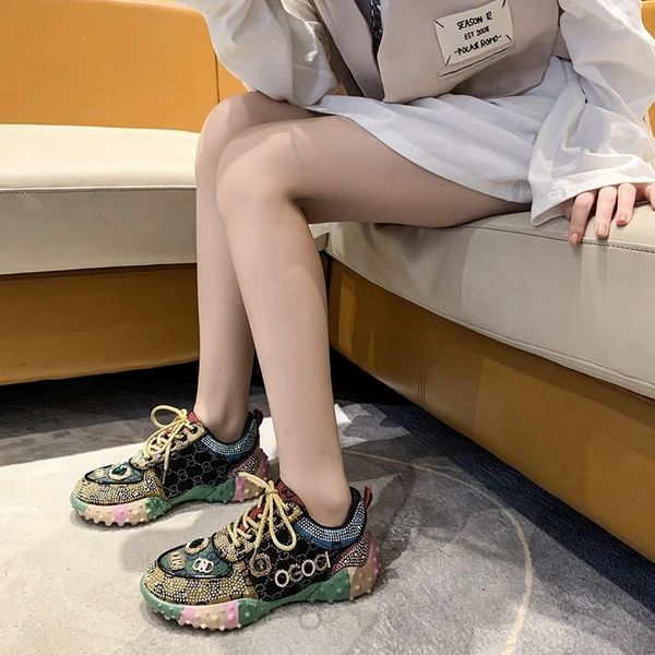 Lässige Schuhe Frauen Sportungen gemischte Farben Air Mesh Crystals Stil Mode Spitze weiche dicke Anti-Skidding-Sohle-Turnschuhe