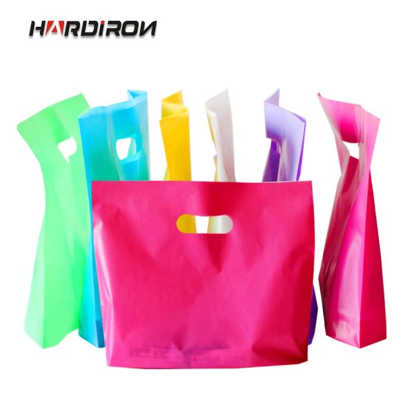 Taschen 50pcs Großhandel Farbe Schönheit Plastik Einkaufstaschen mit Griff persönlicher allgemeiner Kleidung Geschenkverpackung Tasche Praktische Beutel