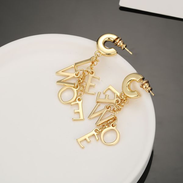 Site oficial Mesmo estilo Loevwe Designer feminino Brincos de letra de ouro, os detalhes são processados com muita delicadeza e suavemente