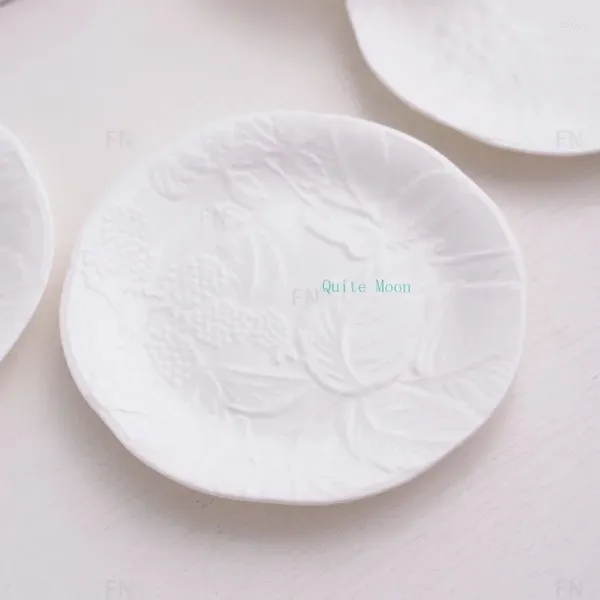 Plakalar Nordic tarzı kemik porselen beyaz kabartmalı yemek tabağı beş parçalı sebze tatlı ambalaj ev hediyesi