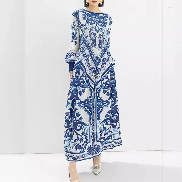 Sıradan Elbiseler Miyake 2024 Yaz Retro Elbise Kadın Moda Mavisi ve Beyaz Porselen Baskı Yuvarlak Boyun Fener Kılıf Gevşek Uzun
