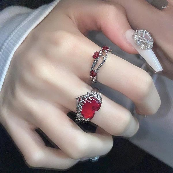 Küme halkaları Kırmızı bağlayıcı kalp Kadınlar için y2k rystal dikenleri seviyorum Açık yüzük mücevherleri goth düzensiz katmanlı taş estetiği