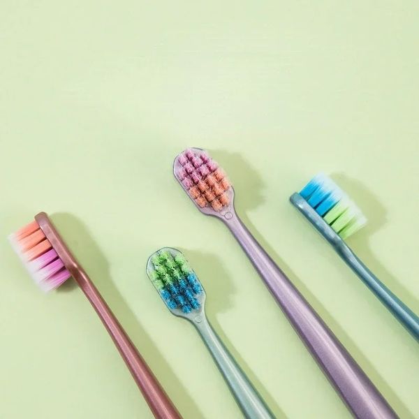 Escova de dentes adultos táteis de cerdas médias com 4 pedaços de alta qualidade para remover a força de limpeza de manchas não prejudica as gengivas