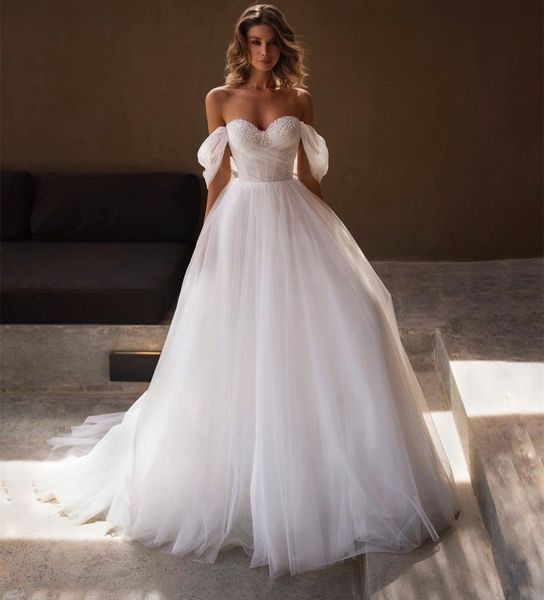 Eleganti abiti da sposa a cuore di tulle lunghi con perle avorio avorio fuori spalla spazzano treno su semplici abiti da sposa per donne