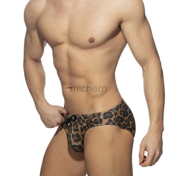 Costumi da bagno maschile europei e americani MENS Swimming Trunks a bassa vita sexy stampa sexy triangolo tronchi tronchi in nylon shorts rapido rapido d240424