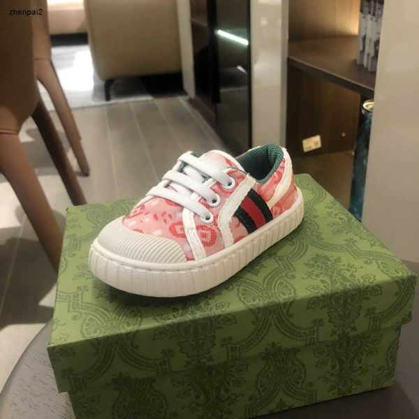 Sapatos de criança de luxo são impressos completos de cartas para crianças de designer de designer caixa de embalagem de 20-25 sapatos de caminhada infantil de alta qualidade