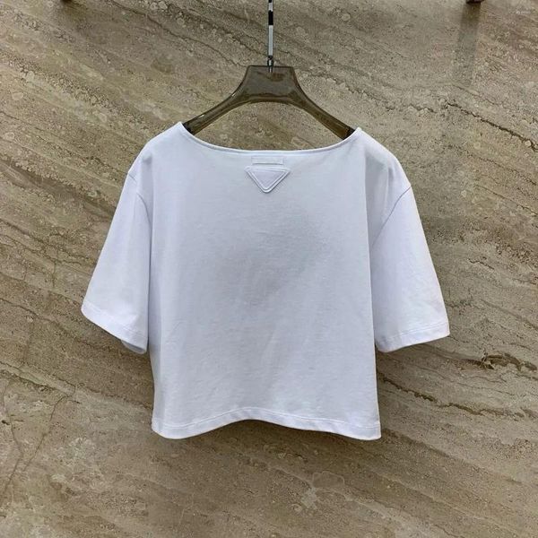Camisetas de camisetas femininas letra de pescoço com estampa de manga curta em relevo traseira traseira de algodão do triângulo invertido de cinco quartos
