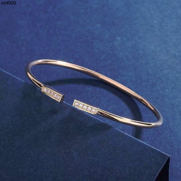 Bracciale di design per donna trifoglio oro a doppio T a forma di donna femminile.