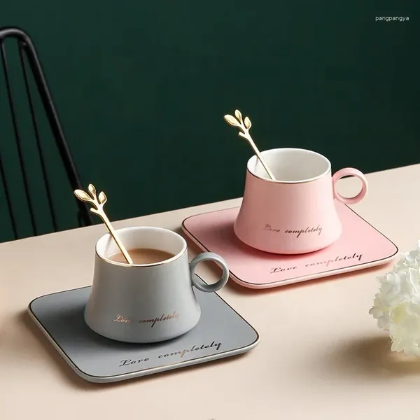 Bottiglie di stoccaggio all'ingrosso Casa creativa personalizzata Simple Cupi di caffè quadrata europea set osso in porcellana tè in porcellana e piattini