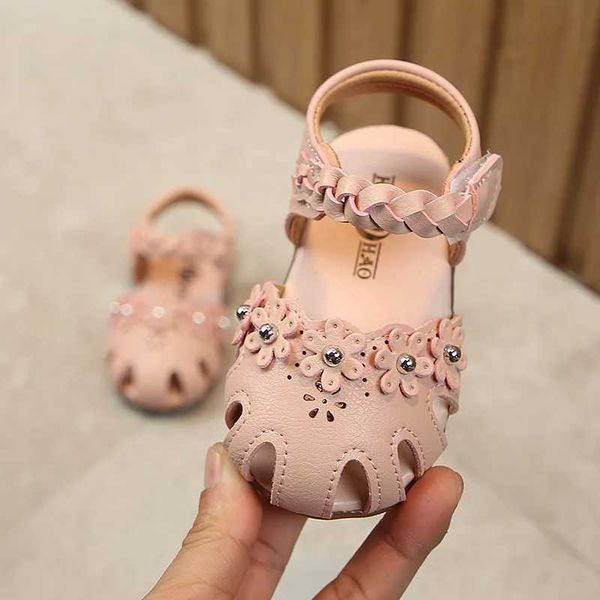 Sandalen Sommer Baby Sandalen Mädchen weiche Boden süße Kinder Schuhe weiß rosa kleine Kinder Anti -Kick -Strand Sandalen Kleinkindschuhe CSH1018 240423