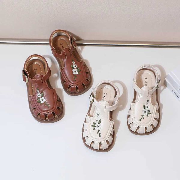 Sandalen 2023 süße Prinzessin Sandalen Sommer neue überdachte Zehen gestickt französischen Stil Mädchen Einfache Flat Casual Dress Schuhe National 240423