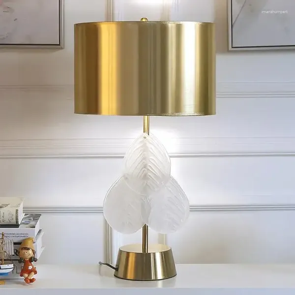 Stehlampen Lampen Tischlampe Schlafzimmer kreative Persönlichkeit Einfacher postmoderner leichter Luxusstil Golden am Nachtkristallblatt