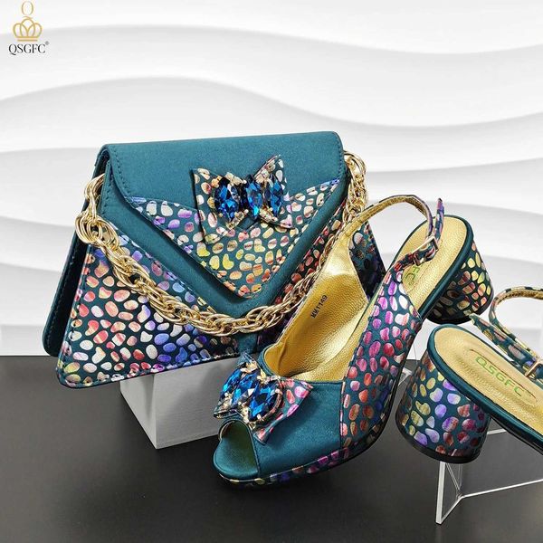 Сандалии QSGFC Новейшие бирюзовые насосы синего цвета Женские высокие каблуки, украшенные страном цветочниковые дизайнерские туфли женская обувь и сумки setl2404