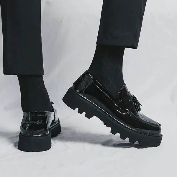 Повседневная обувь 2024 Весна осень Британская мужская патентная кожаная мода Черная Хомбер подростки усиливают ежедневную лоафер
