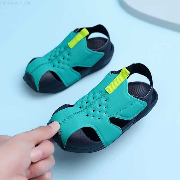Slipper 2024 Sommer Süßigkeiten Farbe Jungen Sandalen Kinderschuhe Strand Mesh Sandalas Mode Sports Schuhe Mädchen hohl -out Mode -Sneakersl2404
