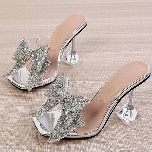 2024 Novos chinelos transparentes para a moda Sier Crystal Bowknot Heels High Women Clear Mules Slides Sandálias de salto no verão