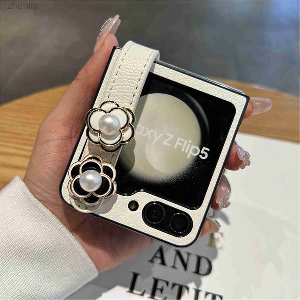Корпуса сотового телефона роскошная корейская 3D жемчужная камелия ручной ремешок для Samsung Galaxy Z Flip 5 5G Z Flip5 Cover Zflip5 с держателем D240424