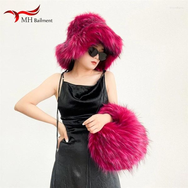 Boinas femininas de inverno Faux Raccoon Fur Formal e Bag Set Set Female Luxury Furry Handbag Moda Proteção de ouvido quente para