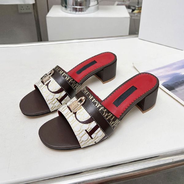 Summer Fashion Women Sandals Designer comodo con punta di punta alta pantofole per leisure Garden Sweet Home Beach Shoes