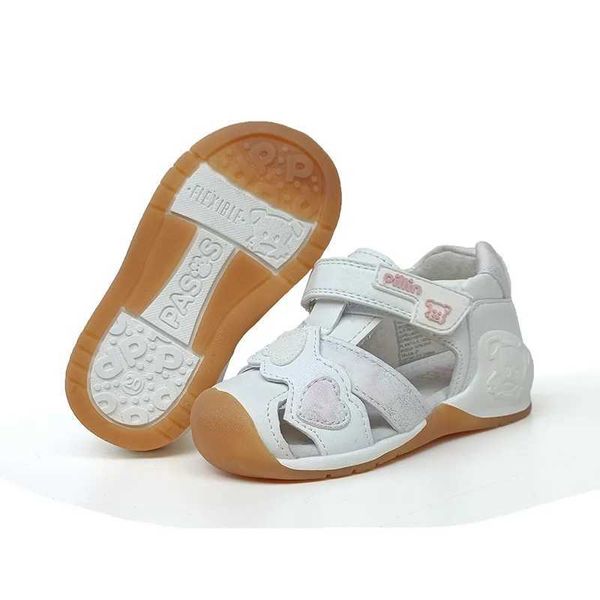 Sandalen Neue Mädchen bequeme Sandalen mit Baotou -Bogen -Stützbindung Verstärkung gesunde Schuhe mit echtem Leder Inner Lini 240423