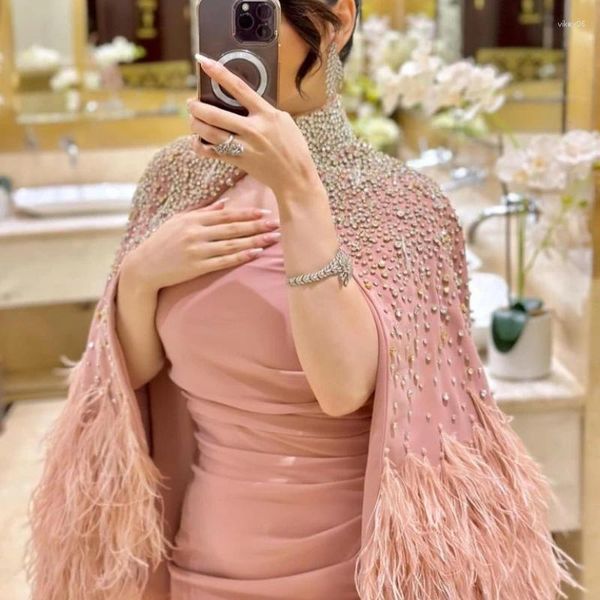 Платья для вечеринок роскошные Дубай розовые высокие шейки вечерние бусины Хрустальные перья с мысом 2024 Арабские женщины Русалка Свадебное выпускное платье