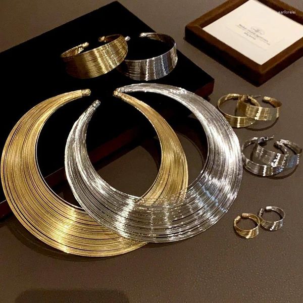 Серьги ожерелья устанавливают многослойный металлический кольцо браслета