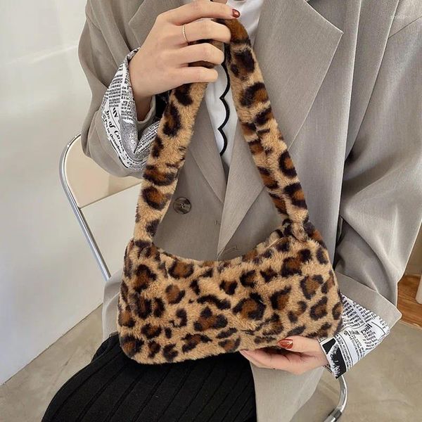 Omuz çantaları tüylü leopar baskı koltuk altı kadınlar için kış moda yumuşak peluş tote çanta çantaları kadın küçük sıcak kürk çanta