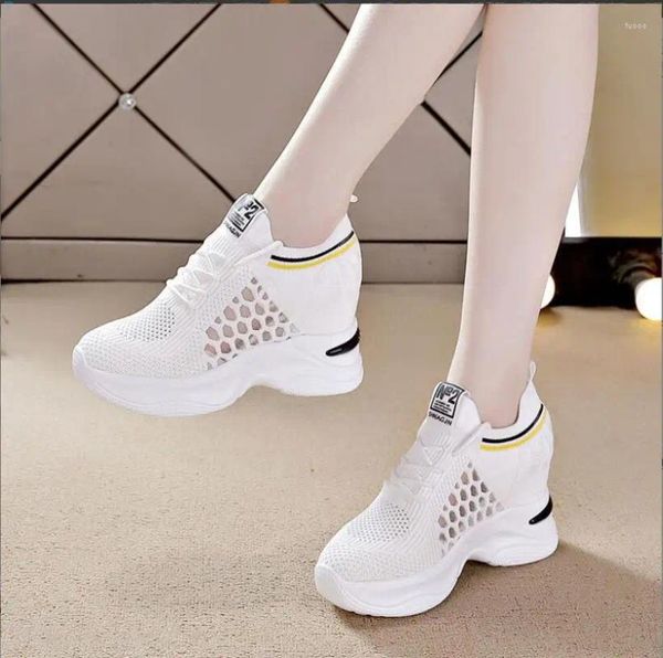 Scarpe eleganti donne casual in rete traspirante in maglie con sneaker piatte zeppe alla moda comodo bianco