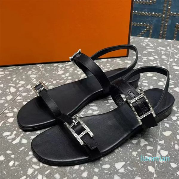 2024 Summer Peep Toe Women Sandals Flat Designer Vendita Hot Sale di alta qualità con decorazione per pulsanti di strass Outside Sandali da spiaggia a piedi