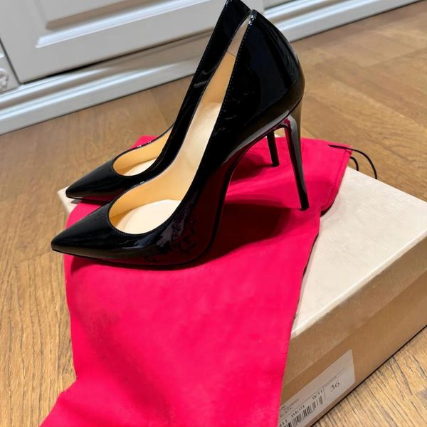 Дизайнерские обувь на высоких каблуках Женщины Сандалии красные блестящие дниты заостренные туфли на ногал.