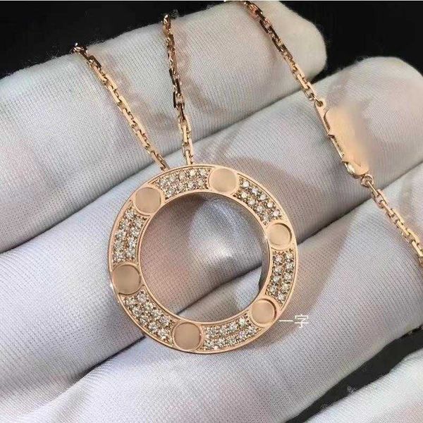 Orijinal tasarımcı Carter Love Putian High Edition Womens 18K Altın Kolye Büyük Yuvarlak Kek Tam Gökyüzü Yıldız Beyaz Gül Kilit Kemik Zinciri 9E8D