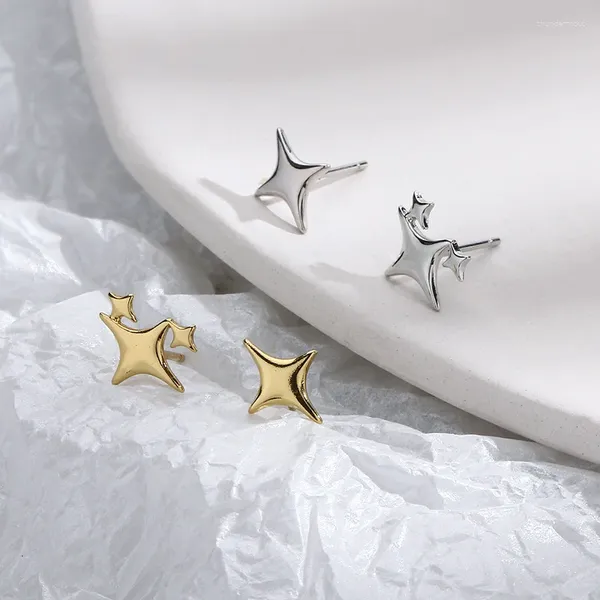 Brincos de garanhão estrela de quatro pontos para a personalidade assimétrica feminina, moda de personalidade simples, simples de joias de cobre de cobre presente