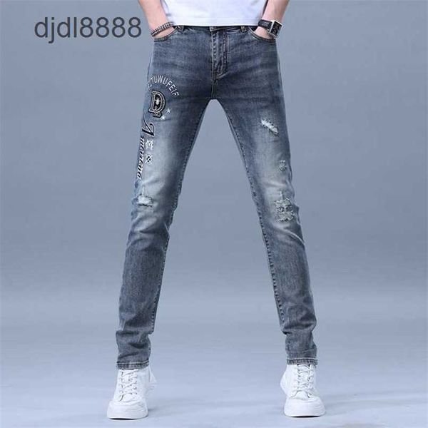 Leichte Luxusjeans Herren 2024 Sommer Heißer Diamantdruck Freizeit Tattoo Fake Loch Slim Fit Long Hosen Modemarke