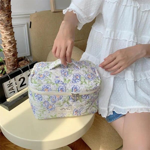 Bolsas de cosméticos Bolsa de maquiagem floral acolchoada para cosméticos Bolsa de beleza da moda Bolsa coreana Casos de lápis do organizador coreano