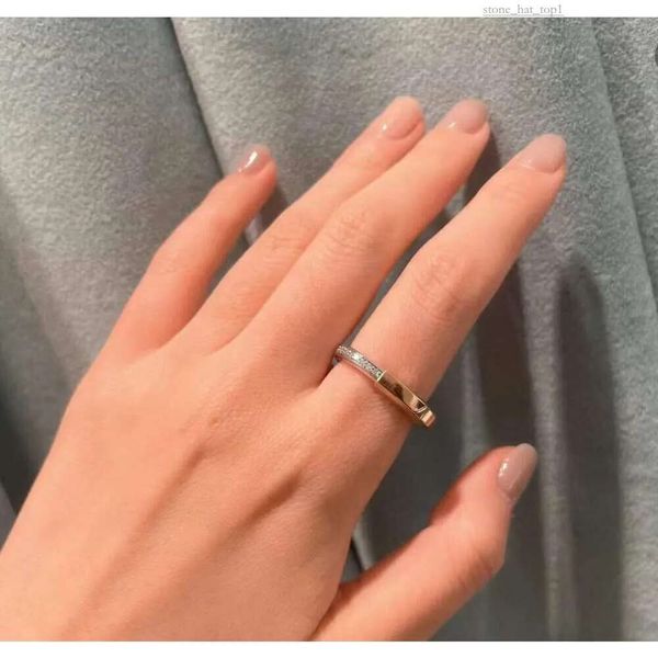 Tiffanyjewelry Ring Designer Luxury Fashion Diamond Ring for Women Finger Anilos Diamond Set Ushaped Lock Ring com V Eletrop Gold 9629