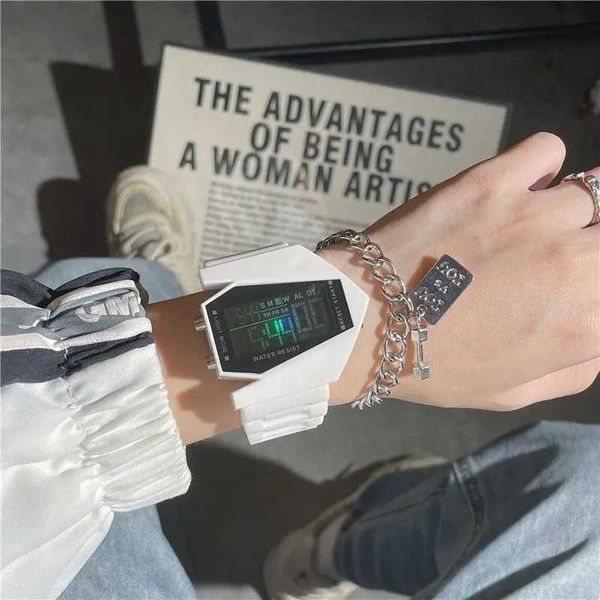 Нарученные часы Горячая продажа мода творческие самолеты бомбардировщики для мужчин руководили цифровыми часами многофункциональные электронные часы Men Sports Watch 240423