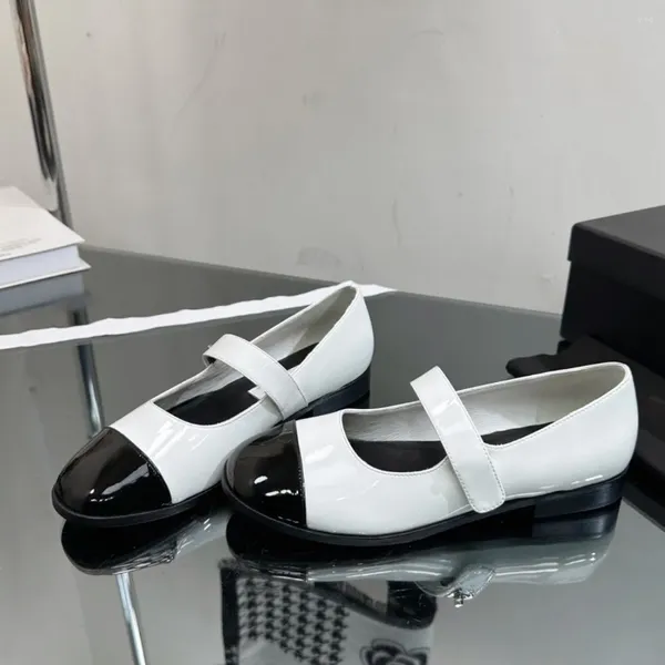 Scarpe casual 2024 mocassini da donna primaverile in pelle di brevetto autunno piatto per donne sneaker causali vestiti donna doug