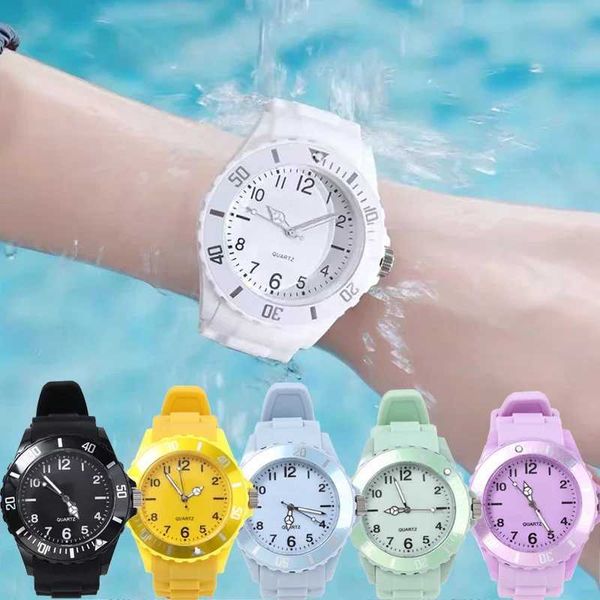 Relógios casuais de relógios de moda Silicone Lady Quartz Student Student Feminino clássico Relógio vintage Casal de estudantes eletrônicos Casal Relógios 240423