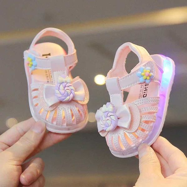 Sandalen Sandalen für Mädchen mit Lichtern 2024 Sommer neue Baby Walkingschuhe weiche Sohle Prinzessin Schuh Non Slip Girl Schuhe Kinder Schuhe Sandalien 240423