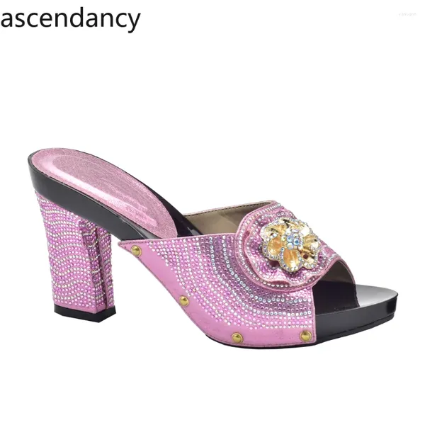 Scarpe eleganti Arrivo di colore rosa Donne feste africane Elegante italiano con pompe con tacchi alti in pietra