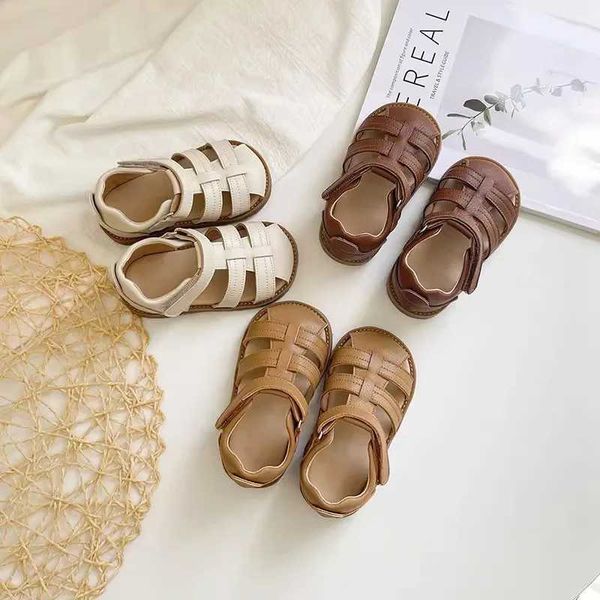 Sandalen Baby weiche Sandalen Sommer neue Jungen Beach Schuhe Mädchen rein Farbe atmungsaktive Hakenschuhe Kinder Anti-Rutsch TPR Sohle Sandalen 240423