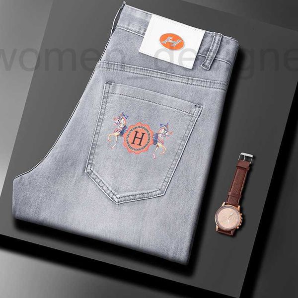 Jeans masculino Designer de jeans Primavera/verão Novo produto Jeans Men Slim Fit Feet Small Fend Brand Trendy Brand Elastic Thin Impressed Love Horse Family Pants 9ykm