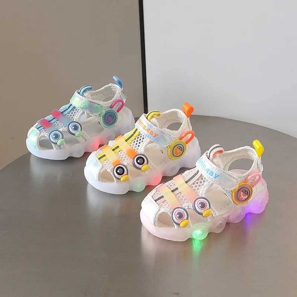 Sandalet bebek sandalet ışıkları kızlar erkekler plaj ayakkabıları yumuşak tabanlar moda yürümeye başlayan bebek ayakkabıları led kız sandaletleri 240423