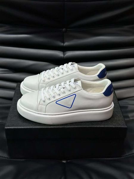 Sapatos casuais da moda Macro plataforma tênis Itália Triângulo clássico Bandeira elástica Banda Baixa Tops Branco Designer de couro brilhante Branco Designer de sapatos atléticos Caixa 38-45