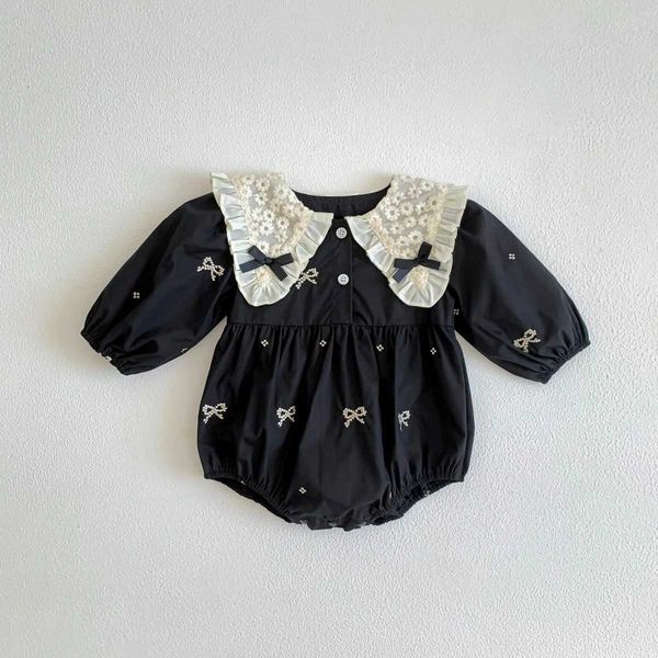 Rompers Spring Spring New Lace Collar Baby Rodper Infant Black Flower Bodysuit Girls Cotton Gumpsuit Roupos H240425