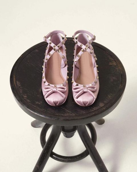Lässige Schuhe Metall Nieten mit Bugdetail Satin -Knöchel -Gurt Ballerina Pumps Designer Flachkomfort Frauen kausale süße Schuhe Sommer Sommer