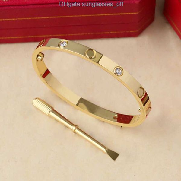 Bracelet Gold Mulher Man Bangle Jóias de Designer de 6 mm e 4 mm Bulbocas de parafuso de aço Titanium Casal com pulseiras de fenda para mulheres presentes SV10