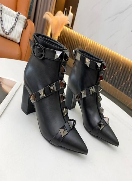 Mulheres botas 2021 Factoryfootwear estilo britânico Big Rivet Boot curto outono e inverno retro metal fivela pontiaguda