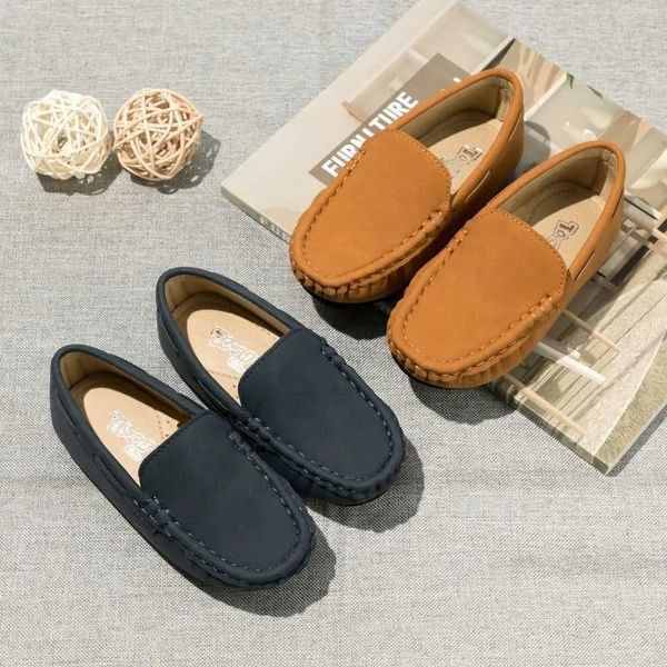 Sportlich im Freien Frühling Sommer Neukinder Schuhe Boy Girl Kleiderschuhe atmungsaktuelle braun lässige Kinder Jungen Mädchen flache Lederschuhe Moccasins W0329